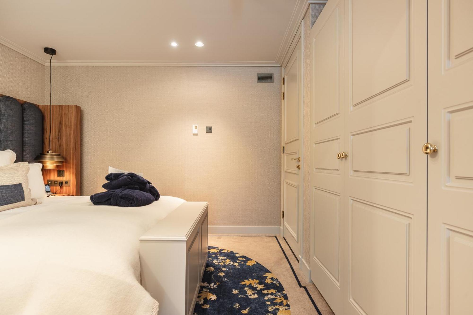 Hotel 717 阿姆斯特丹 外观 照片 A bedroom with a built-in wardrobe